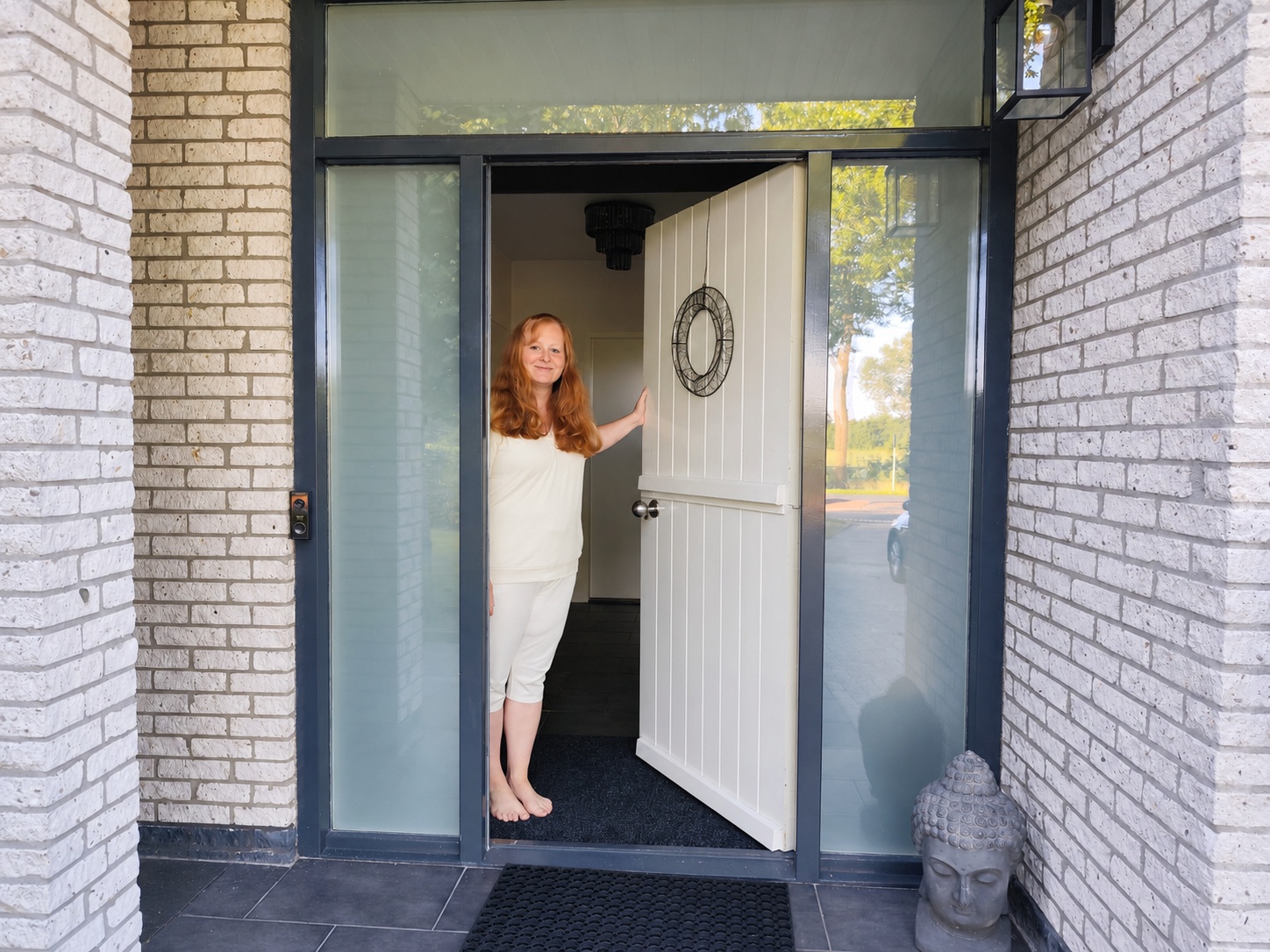 Anja opent de deur en heet je welkom