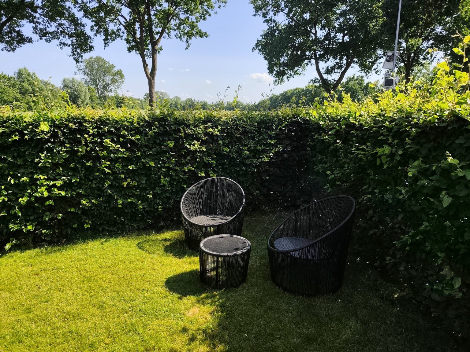 Beschutte groene tuin bij de praktijk